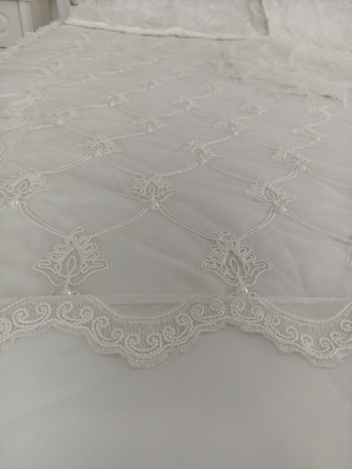 Nakışlı incili Beyaz Yatak Örtüsü - Görsel 4