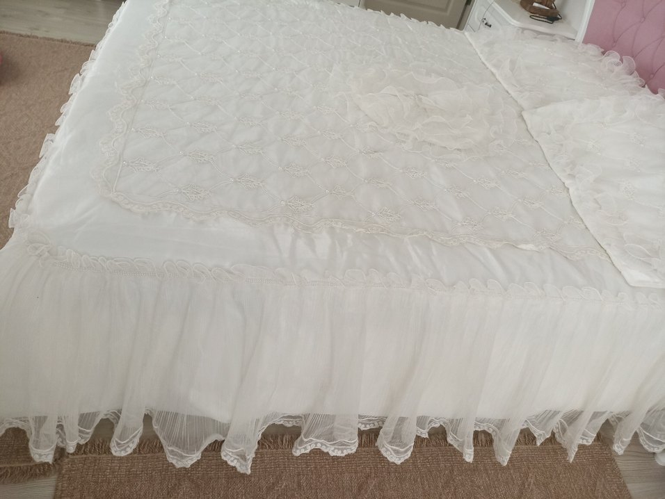 Nakışlı incili Beyaz Yatak Örtüsü - Görsel 3