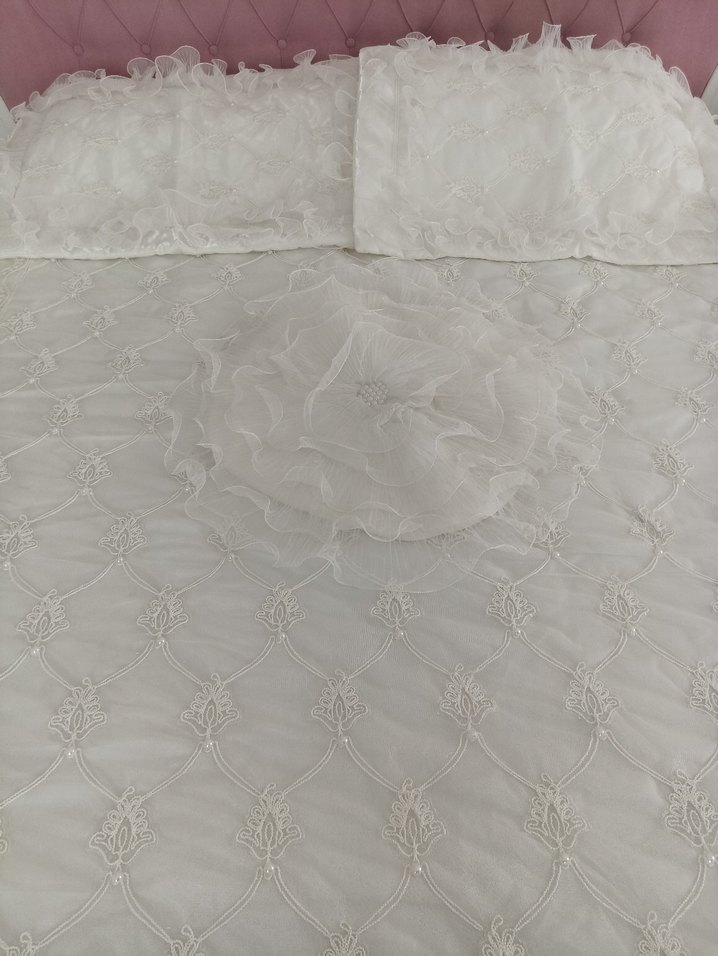 Nakışlı incili Beyaz Yatak Örtüsü - Görsel 5