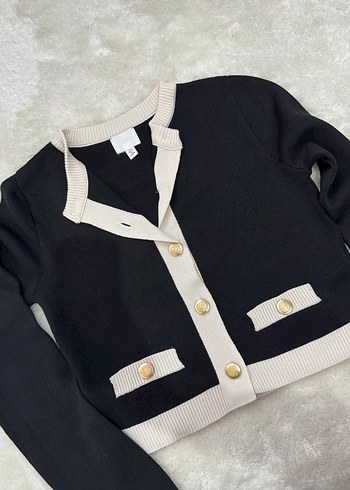 Düğmeli Kısa Kesim Siyah Beyaz Kadın Hırka - Görsel 4