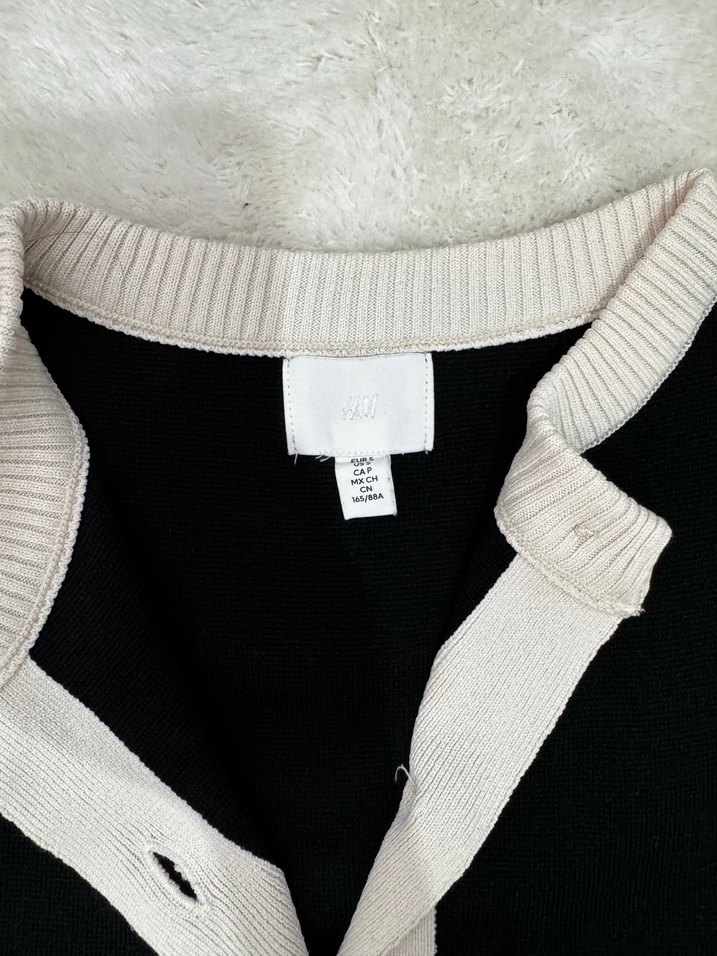 Düğmeli Kısa Kesim Siyah Beyaz Kadın Hırka - Görsel 3