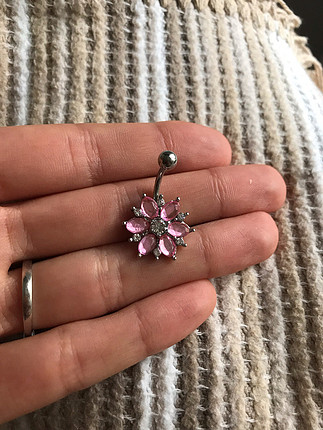 Çiçek şekilli göbek piercingi