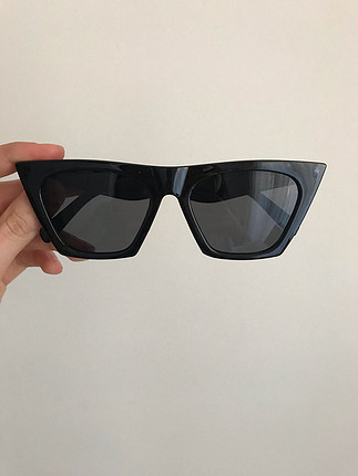 Siyah tarz güneş gözlüğü
