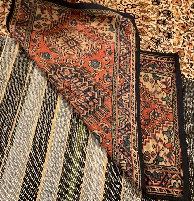 Koyu renkli çok desenli geleneksel halı - Görsel 4