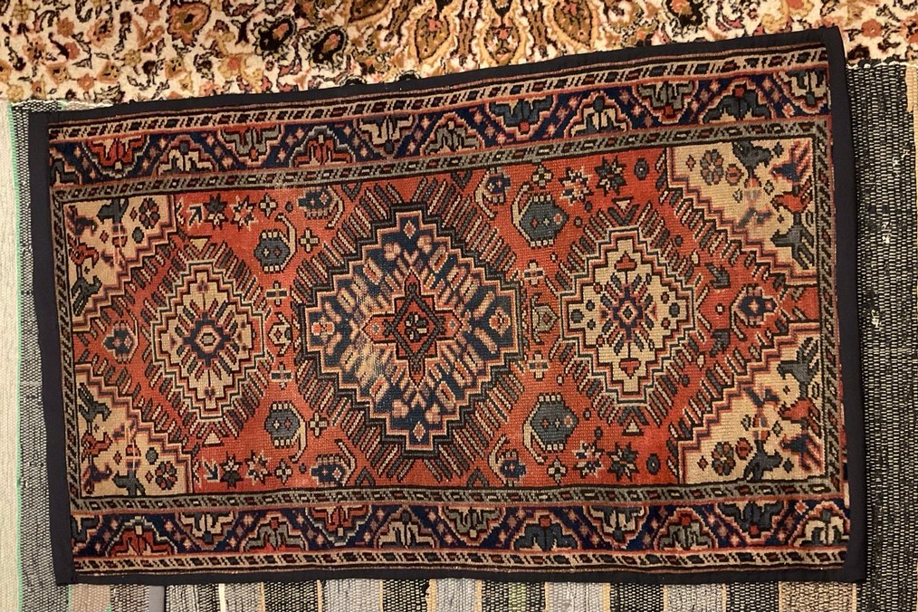 Koyu renkli çok desenli geleneksel halı - Görsel 2