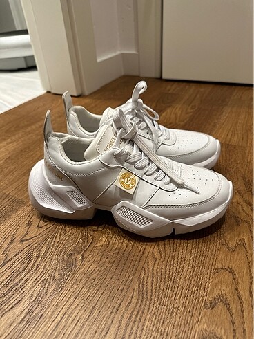 37 Beden beyaz Renk Versace ayakkabı