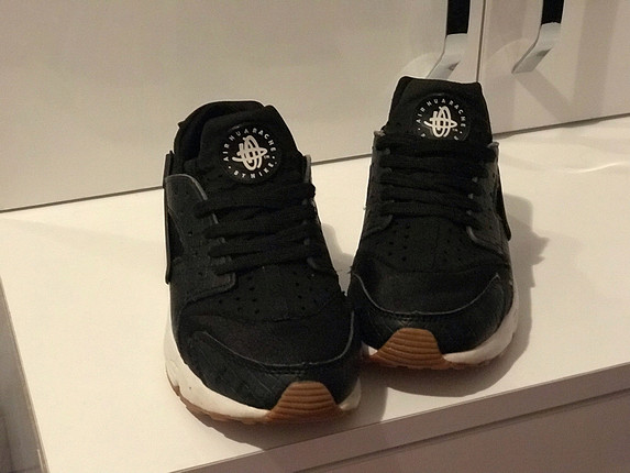 NIKE HUARACHE 