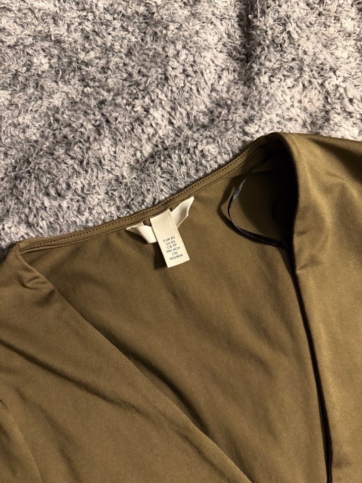 V Yaka Uzun Kollu Vücuda Oturan Bluz - Görsel 2