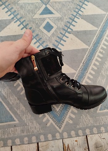 Kilitli Siyah Deri Goth Kadın Bot - Görsel 4