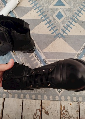 Kilitli Siyah Deri Goth Kadın Bot - Görsel 5