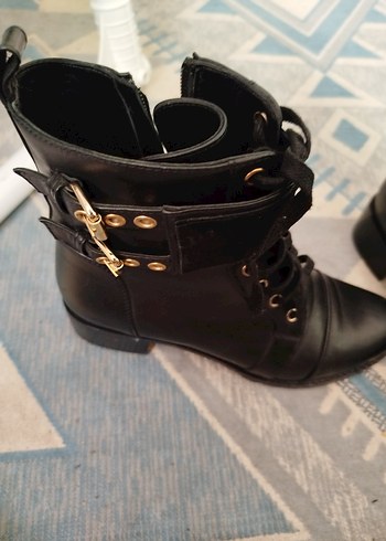 Kilitli Siyah Deri Goth Kadın Bot - Görsel 3