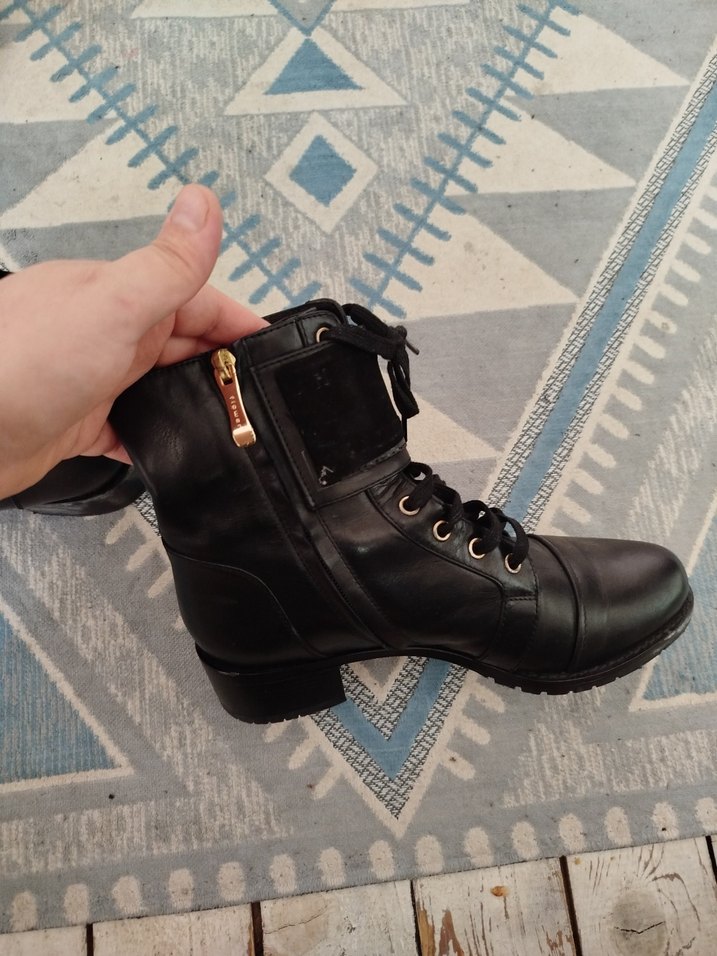 Kilitli Siyah Deri Goth Kadın Bot - Görsel 4