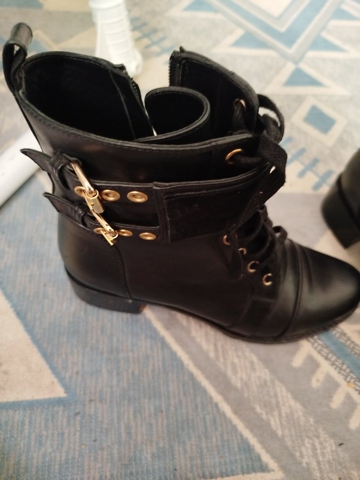 Kilitli Siyah Deri Goth Kadın Bot - Görsel 3