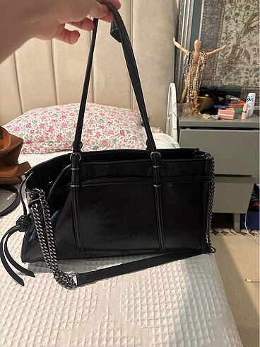 Zara siyah zincirli kol çantası bu çantayı takan parlıyor