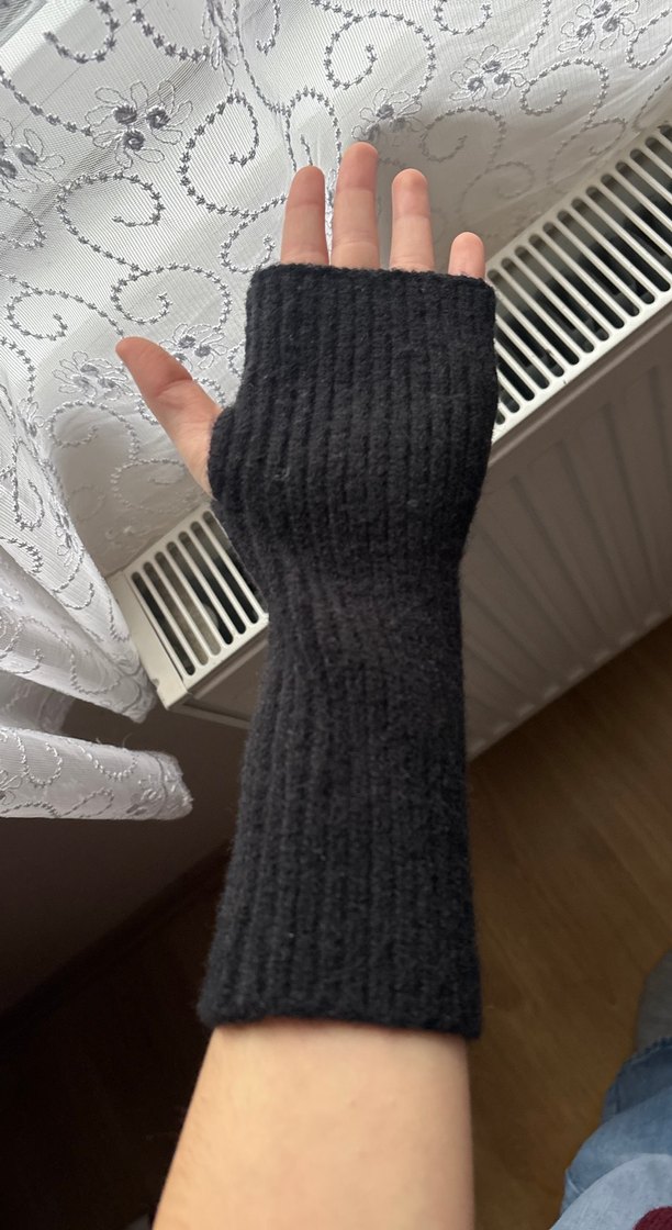 Siyah Örgü Parmaksız Kadın Eldiveni - Görsel 3