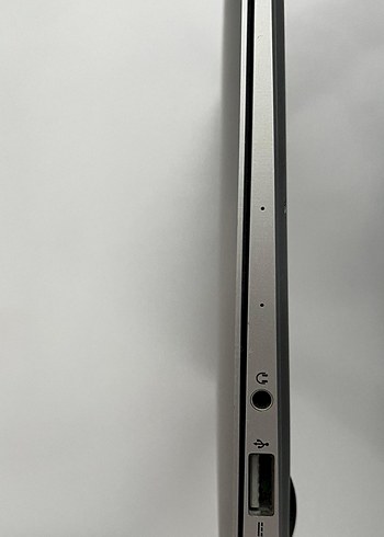 Beyaz MacBook Air Dizüstü Bilgisayar - Görsel 3