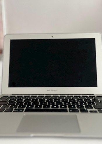 Beyaz MacBook Air Dizüstü Bilgisayar