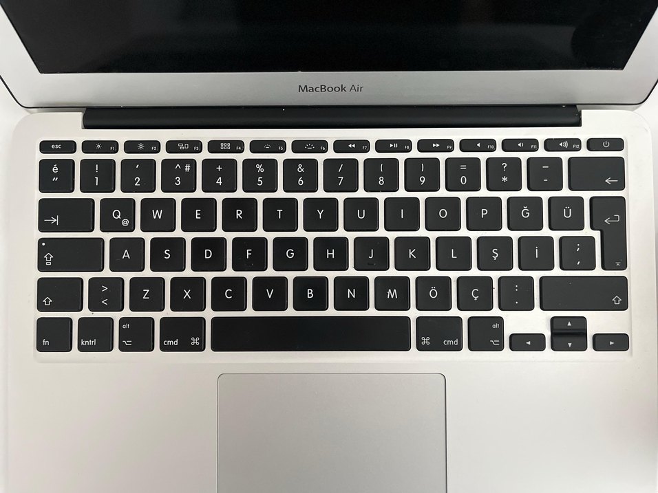 Beyaz MacBook Air Dizüstü Bilgisayar - Görsel 5