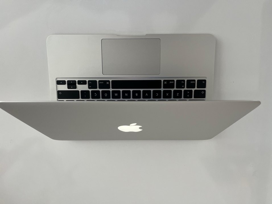 Beyaz MacBook Air Dizüstü Bilgisayar - Görsel 2
