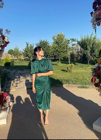 Yeşil saten elbise 