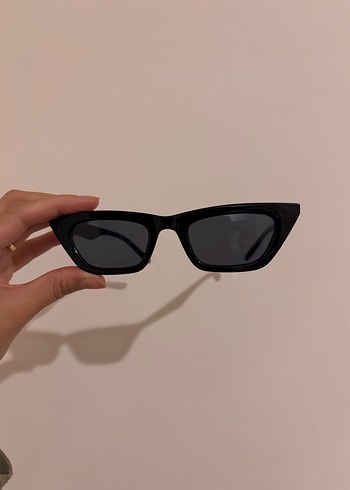 Kadın Siyah Minimalist Güneş Gözlüğü - Görsel 2