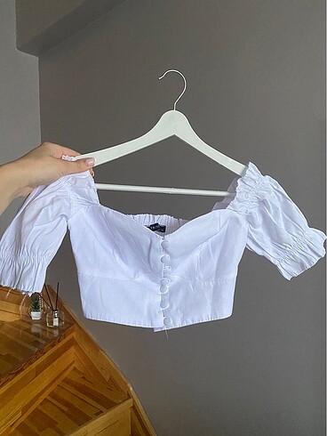 Madonna yaka crop
