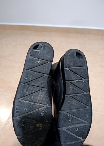 Siyah Minimalist kadin Bot - Görsel 4