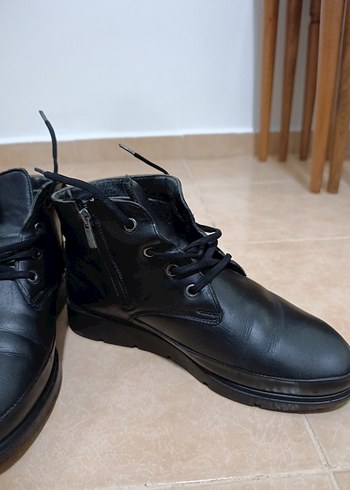 Siyah Minimalist kadin Bot - Görsel 3