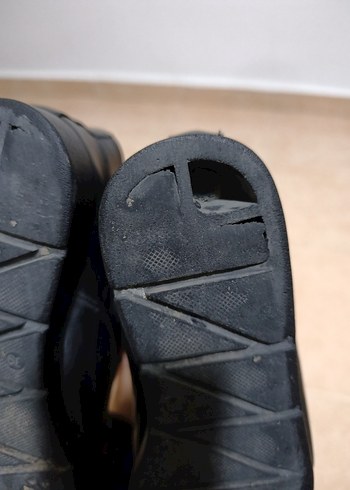 Siyah Minimalist kadin Bot - Görsel 5