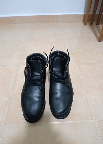 Siyah Minimalist kadin Bot - Görsel 2