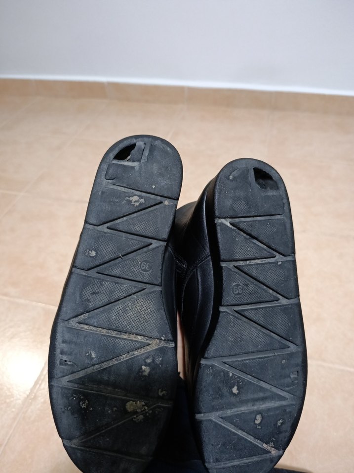 Siyah Minimalist kadin Bot - Görsel 4