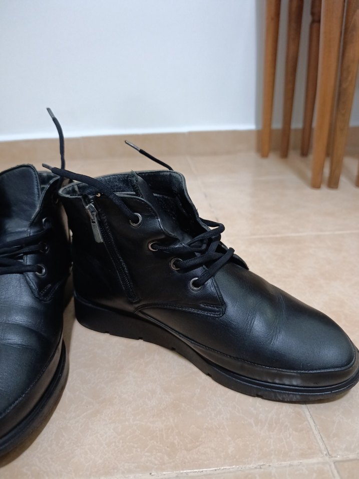 Siyah Minimalist kadin Bot - Görsel 3