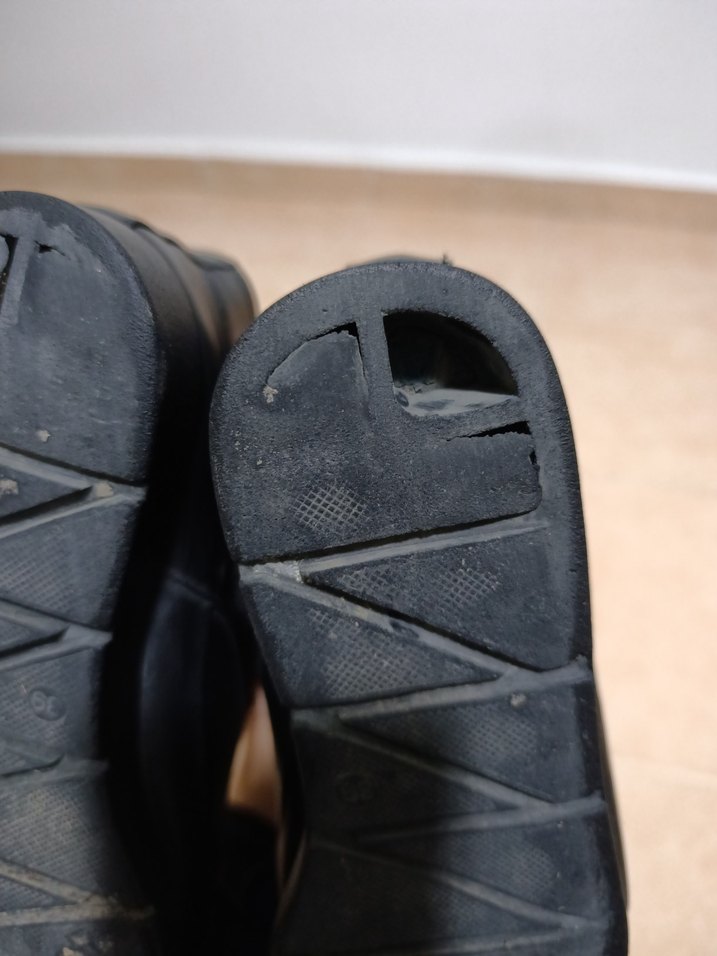 Siyah Minimalist kadin Bot - Görsel 5