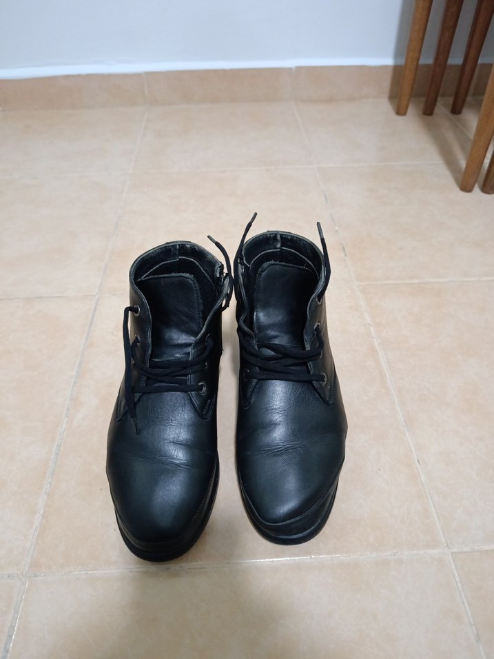 Siyah Minimalist kadin Bot - Görsel 2