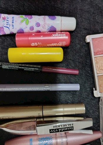 çeşitli makyaj malzemeleri - Görsel 4