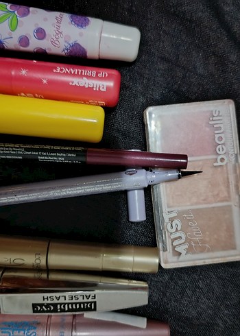 çeşitli makyaj malzemeleri - Görsel 5