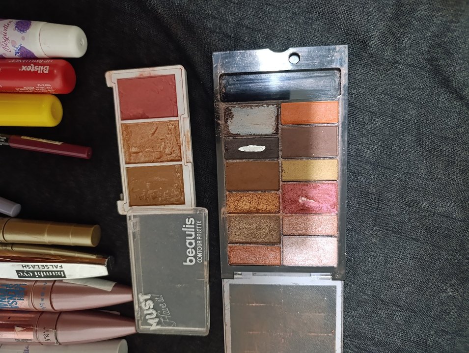 çeşitli makyaj malzemeleri - Görsel 2