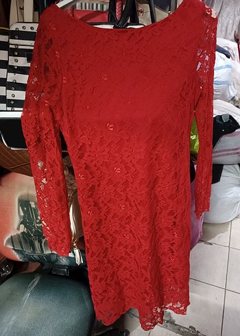 Dantel Detaylı Kırmızı Midi Elbise