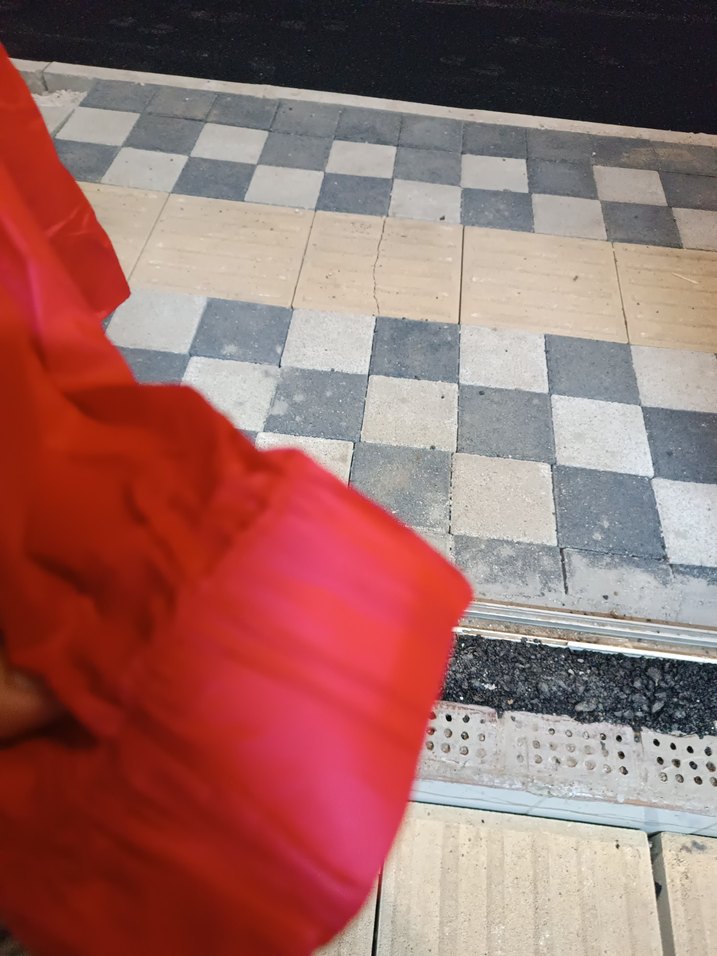 Kadın Parlak Kırmızı Midi Yağmurluk - Görsel 3