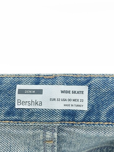 32 Beden mavi Renk Bershka Jean / Kot %70 İndirimli.