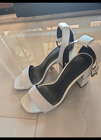 38 Beden Bershka topuklu sandalet