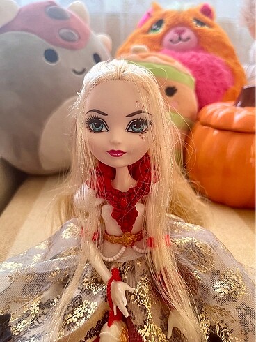 Ever After High Apple White Thronecoming
