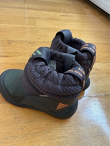 26 Beden siyah Renk Adidas çocuk bot
