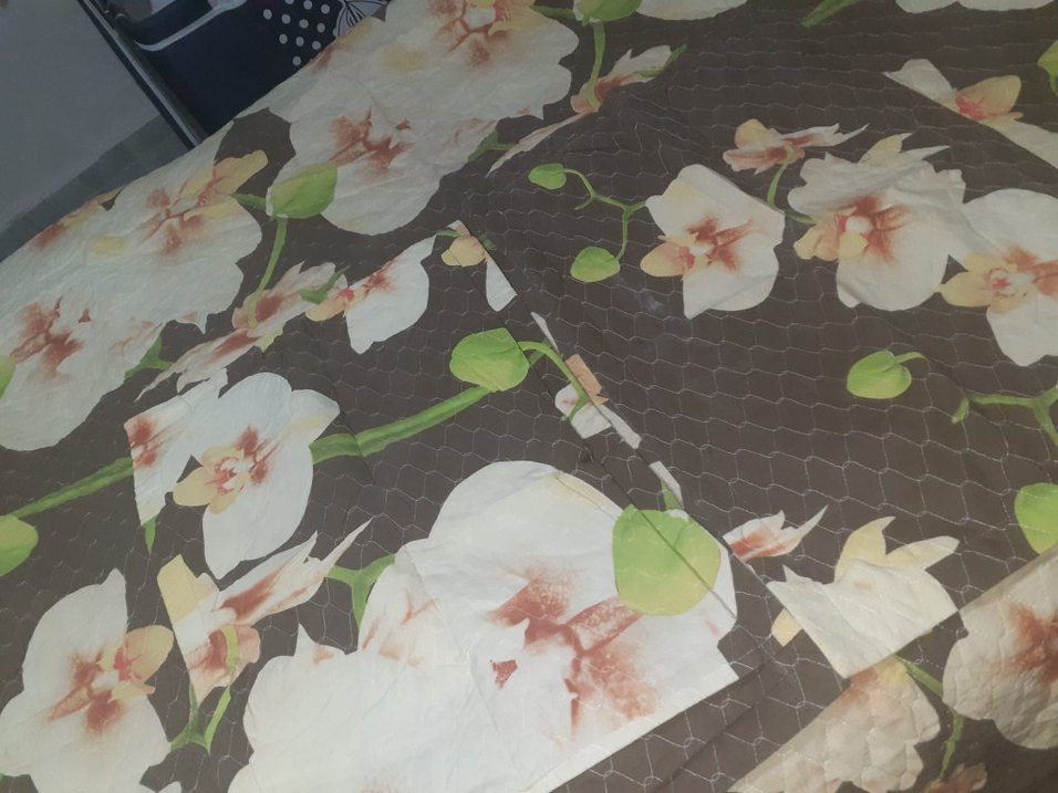 Kahverengi Çiçek Desenli Yatak Örtüsü - Görsel 3