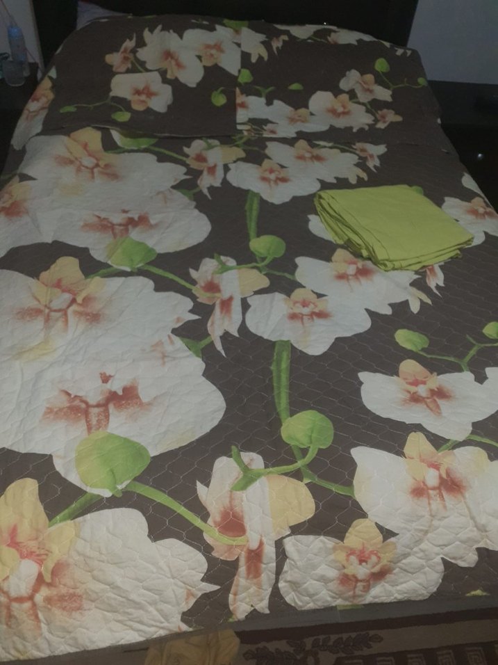 Kahverengi Çiçek Desenli Yatak Örtüsü - Görsel 2