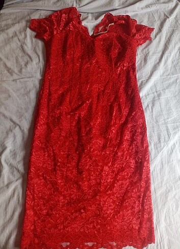 Kırmızı renk dantelli elbise