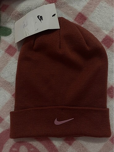Nike kids Cuffet beae Çocuk manşetli metal swooshlu bere bordo