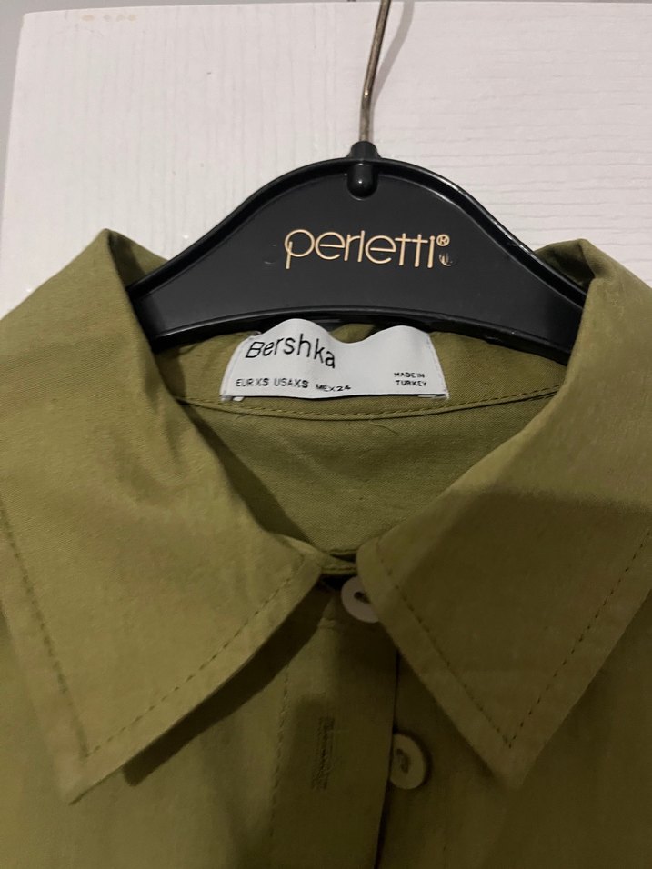 Bershka Kadın Haki Renk Düğmeli Uzun Kollu Gömlek - Görsel 4