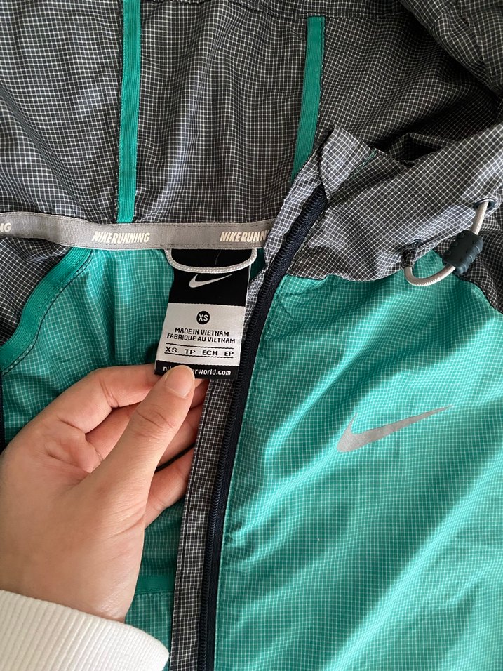 Nike Gri ve Turkuaz Kapüşonlu Yağmurluk - Görsel 3