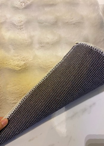 Diğer Parlak Krem Renkli Peluş Halı